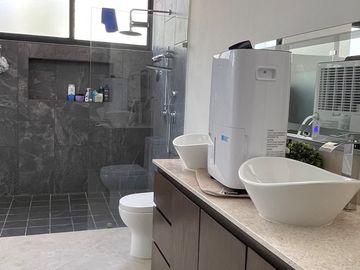 EN VENTA EXCLUSIVA RESIDENCIA CON ALBERCA PRIVADA EN PLAYA DEL CARMEN A 7 MINUTOS DE LA HERMOSA PLAYA XPU-HA