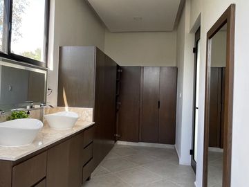 EN VENTA EXCLUSIVA RESIDENCIA CON ALBERCA PRIVADA EN PLAYA DEL CARMEN A 7 MINUTOS DE LA HERMOSA PLAYA XPU-HA
