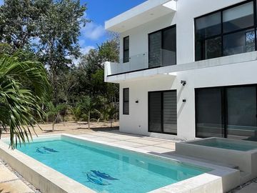 EN VENTA EXCLUSIVA RESIDENCIA CON ALBERCA PRIVADA EN PLAYA DEL CARMEN A 7 MINUTOS DE LA HERMOSA PLAYA XPU-HA