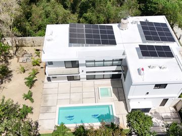 EN VENTA EXCLUSIVA RESIDENCIA CON ALBERCA PRIVADA EN PLAYA DEL CARMEN A 7 MINUTOS DE LA HERMOSA PLAYA XPU-HA