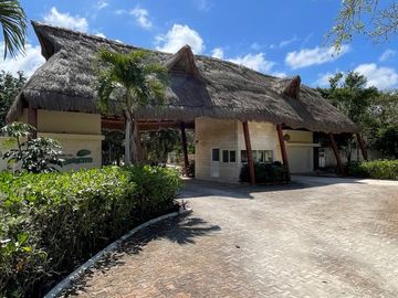 EN VENTA EXCLUSIVA RESIDENCIA CON ALBERCA PRIVADA EN PLAYA DEL CARMEN A 7 MINUTOS DE LA HERMOSA PLAYA XPU-HA