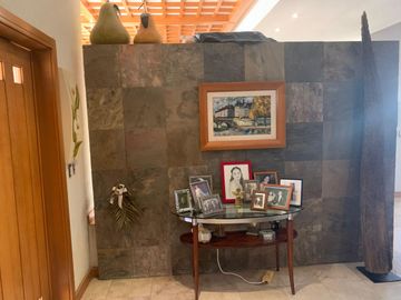 RINCON DE LAS LOMAS II, CASA ESTILO MEXICANA CON ALBERCA EN ESQUINA Y FRENTE A PARQUE