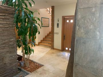 RINCON DE LAS LOMAS II, CASA ESTILO MEXICANA CON ALBERCA EN ESQUINA Y FRENTE A PARQUE