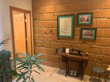 RINCON DE LAS LOMAS II, CASA ESTILO MEXICANA CON ALBERCA EN ESQUINA Y FRENTE A PARQUE