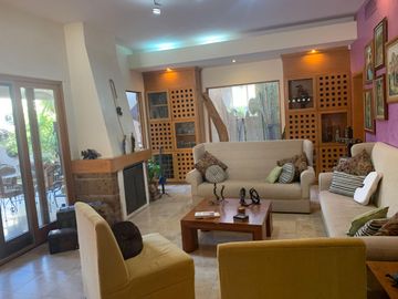 RINCON DE LAS LOMAS II, CASA ESTILO MEXICANA CON ALBERCA EN ESQUINA Y FRENTE A PARQUE