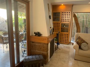 RINCON DE LAS LOMAS II, CASA ESTILO MEXICANA CON ALBERCA EN ESQUINA Y FRENTE A PARQUE