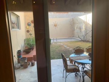 RINCON DE LAS LOMAS II, CASA ESTILO MEXICANA CON ALBERCA EN ESQUINA Y FRENTE A PARQUE