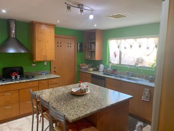 RINCON DE LAS LOMAS II, CASA ESTILO MEXICANA CON ALBERCA EN ESQUINA Y FRENTE A PARQUE