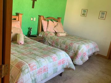 RINCON DE LAS LOMAS II, CASA ESTILO MEXICANA CON ALBERCA EN ESQUINA Y FRENTE A PARQUE