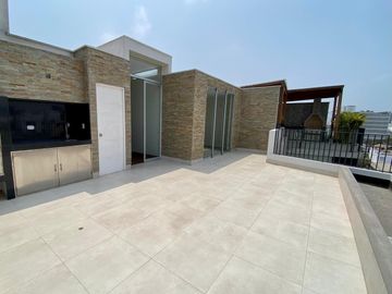 Duplex Con 2 Estacionamientos Al Costado De La Huaca Pucllana En Miraflores