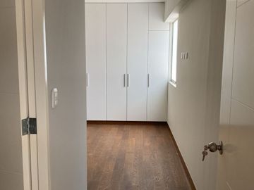 Duplex Con 2 Estacionamientos Al Costado De La Huaca Pucllana En Miraflores