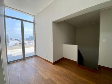 Duplex Con 2 Estacionamientos Al Costado De La Huaca Pucllana En Miraflores
