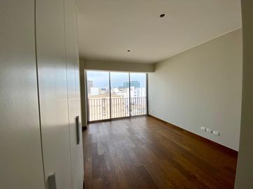 Duplex Con 2 Estacionamientos Al Costado De La Huaca Pucllana En Miraflores