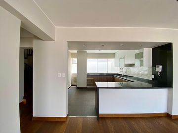 Duplex Con 2 Estacionamientos Al Costado De La Huaca Pucllana En Miraflores