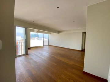 Duplex Con 2 Estacionamientos Al Costado De La Huaca Pucllana En Miraflores