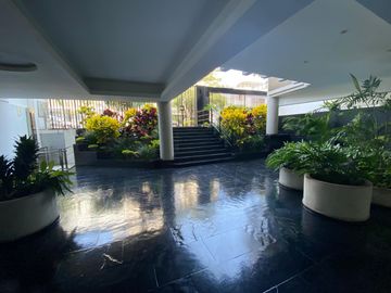 Duplex Con 2 Estacionamientos Al Costado De La Huaca Pucllana En Miraflores