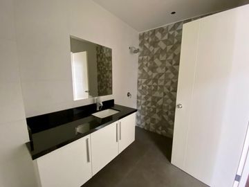 Duplex Con 2 Estacionamientos Al Costado De La Huaca Pucllana En Miraflores