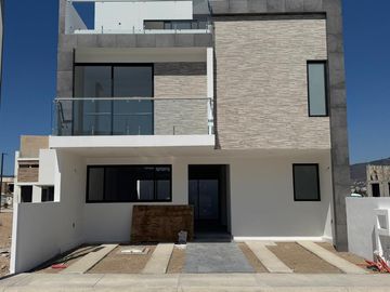 Casa en Venta en Villa Airosa – Ubicación Privilegiada y Diseño Moderno