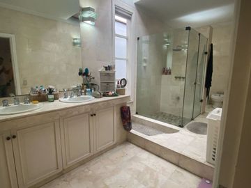 Venta de hermosa casa frente al Club el Golf Los Inkas