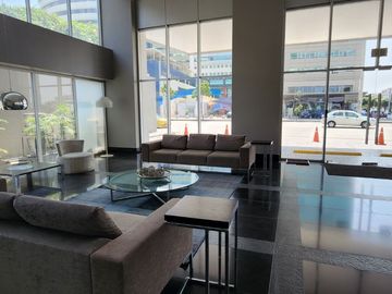 ¡Oportunidad Vendo Suite en Edificio Quo Luxury Apartments, frente Mall del Sol!
