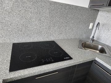 ¡Oportunidad Vendo Suite en Edificio Quo Luxury Apartments, frente Mall del Sol!