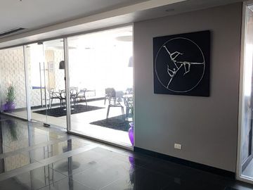 ¡Oportunidad Vendo Suite en Edificio Quo Luxury Apartments, frente Mall del Sol!