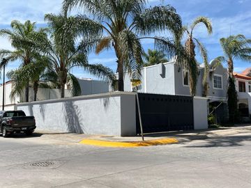 En Esquina con Terreno de 300m2 Haciendas del Campestre