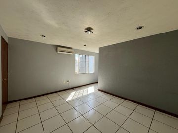 En Esquina con Terreno de 300m2 Haciendas del Campestre