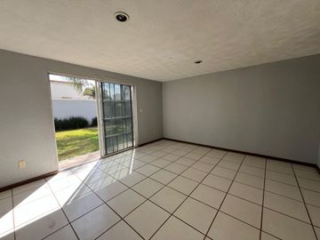 En Esquina con Terreno de 300m2 Haciendas del Campestre
