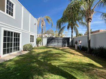 En Esquina con Terreno de 300m2 Haciendas del Campestre