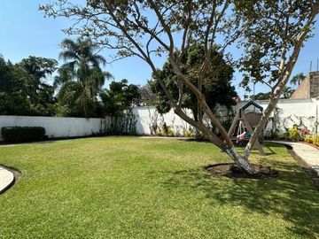 CASA EN ZONA DORADA DE CUERNAVACA, COLONIA DELICIAS.