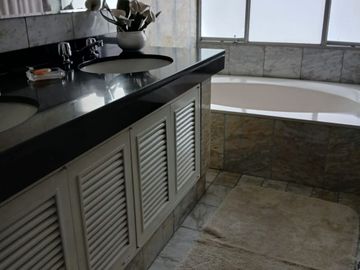 Vive en San Isidro en un Amplio Departamento con Vista Panorámica al Golf
