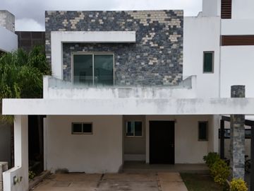 SE VENDE HERMOSA CASA CON ALBERCA EN AQUA RESIDENCIAL EN UNOS DE LOS RESIDENCIALES MAS EXCLUSIVOS DE CANCUN