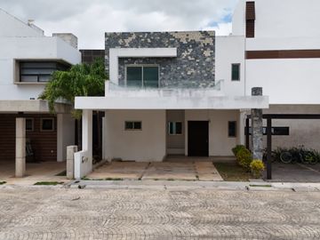 SE VENDE HERMOSA CASA CON ALBERCA EN AQUA RESIDENCIAL EN UNOS DE LOS RESIDENCIALES MAS EXCLUSIVOS DE CANCUN