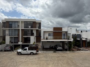 SE VENDE HERMOSA CASA CON ALBERCA EN AQUA RESIDENCIAL EN UNOS DE LOS RESIDENCIALES MAS EXCLUSIVOS DE CANCUN