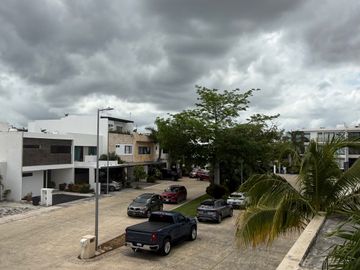 SE VENDE HERMOSA CASA CON ALBERCA EN AQUA RESIDENCIAL EN UNOS DE LOS RESIDENCIALES MAS EXCLUSIVOS DE CANCUN