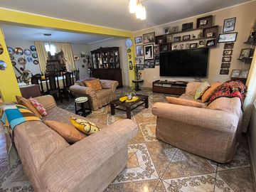 Amplia Casa En Venta – Independencia