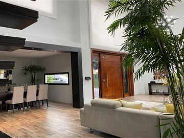 Casa Independiente Con Piscina De Venta Portoviejo Y/T