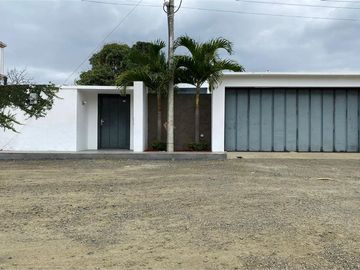 Casa Independiente Con Piscina De Venta Portoviejo Y/T