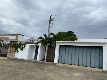 Casa Independiente Con Piscina De Venta Portoviejo Y/T