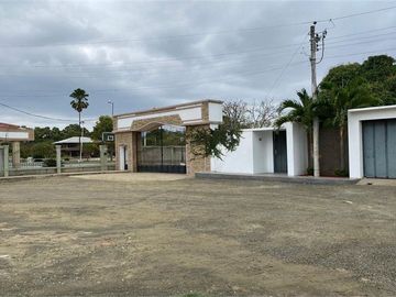 Casa Independiente Con Piscina De Venta Portoviejo Y/T