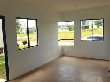 For sale ready to move in House and lot Nuvali Laguna