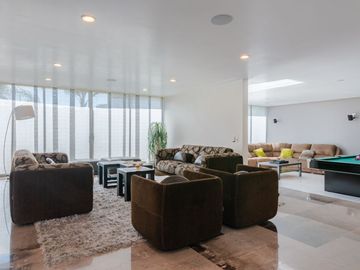 Venta Residencia en Cerrada Lomas de Tecamachalco, Edo. de México