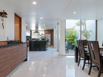 Venta Residencia en Cerrada Lomas de Tecamachalco, Edo. de México