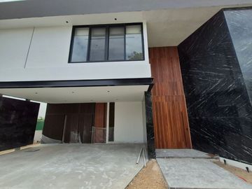 Casa con alberca privada y vista al campo de golf, en venta, Zona Norte, Merida