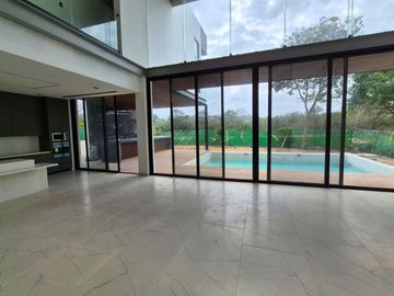 Casa con alberca privada y vista al campo de golf, en venta, Zona Norte, Merida