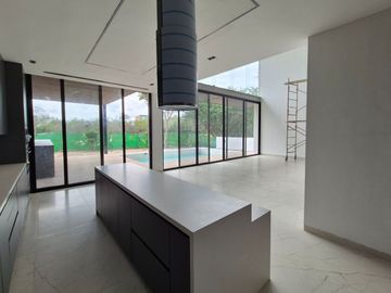 Casa con alberca privada y vista al campo de golf, en venta, Zona Norte, Merida