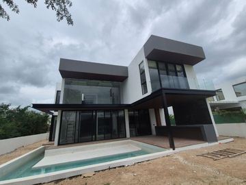 Casa con alberca privada y vista al campo de golf, en venta, Zona Norte, Merida