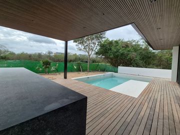 Casa con alberca privada y vista al campo de golf, en venta, Zona Norte, Merida