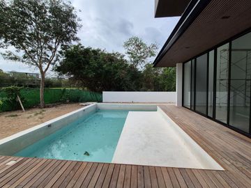 Casa con alberca privada y vista al campo de golf, en venta, Zona Norte, Merida